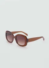 Gafas de sol con montura cuadrada de pasta en color marrón translúcido y cristales degradados con protección UV categoría 3.