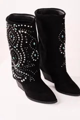 Bota texana corta de gamuza sintética color negro, con taco cuadrado y punta fina. Decorada con apliques de strass plateados y turquesas.