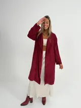 Tapado largo color beige de corderoy con forro animal print, de corte amplio.