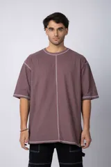 Remera manga corta color lila con costuras blancas a la vista.