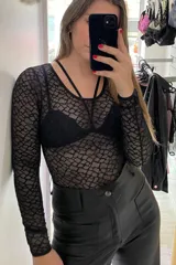 Body negro de encaje elastizado con mangas largas y cuello redondo.