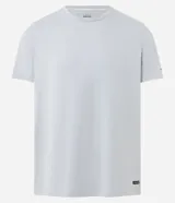 Remera deportiva de hombre en color rojo oscuro, con mangas cortas, cuello redondo y detalle de líneas negras en la manga. Confeccionada en poliéster con tecnología dry fit.