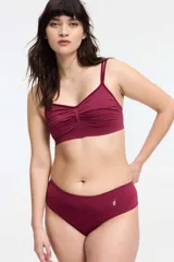 Bombacha tipo culotteless de tiro bajo, confeccionada en microfibra sin costuras con cintura elástica cómoda y detalle de logo pequeño en el frente.