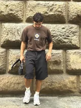 Bermuda negra de vestir, corte ancho y largo a la rodilla.