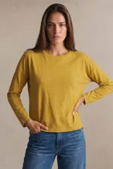 Remera de manga larga con calce oversize, confeccionada en algodón lavado con textura irregular y acabado suave.