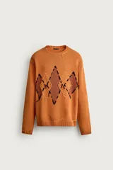 Sweater tejido de punto color naranja con diseño geométrico de rombos en el frente, cuello redondo y mangas largas.