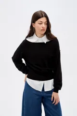 Sweater negro de viscosa con diseño holgado, cuello asimétrico y mangas largas.