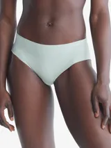 Bombacha hipster color verde claro de microfibra ligera con bordes cortados a láser y logo de Calvin Klein estampado en la cadera.