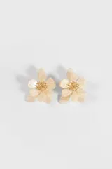 Aros tipo caravanas con diseño de flor oversize en acrílico color beige nacarado, con centro dorado texturizado.
