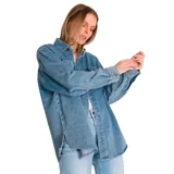 Camisa de jean de corte oversized con cuello camisero, cierre frontal de botones, bolsillos dobles en el pecho y puños abotonados. Presenta un dobladillo redondeado tipo cola de camisa y un lavado vintage.