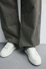 Zapatilla de cordones monocolor blanca, con parte superior fabricada en combinación de piezas, horma redonda y suela con volumen.