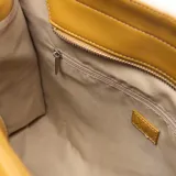 Cartera grande tipo tote bag de color beige con detalles en color mostaza, de marca Extra Large. Cuenta con doble asa de mano, correa ajustable para el hombro, bolsillo frontal externo con cierre y aplique metálico con el logo de la marca.