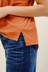 Remera blanca de algodón con cuello en V, mangas cortas y calce relajado.