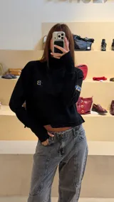 Buzo de algodón rústico con cuello polera, corte boxy y puños con abertura para el pulgar. Presenta costuras externas visibles y logo bordado en el pecho.