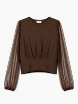 Blusa marrón con mangas largas traslúcidas de gasa abullonadas, cuerpo con frunces en la cintura y cuello redondo.
