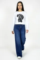 Pantalón de jean azul oscuro con corte wide leg, tiro alto y diseño de pierna ancha.