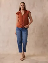 Camisa azul marino de satén, marca Alex & Lili. Cuello con solapa y escote en V. Apertura central con botones y sisas con volados.