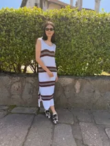 Vestido midi tejido a rayas horizontales, color blanco con rayas marrones, de corte recto y sin mangas. Tejido en hilado 100% algodón.