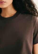 Camiseta de manga corta con cuello redondo, confeccionada en algodón de alta calidad con un corte clásico y versátil.