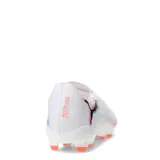 Championes de fútbol Puma Future 8 Play FG, color blanco con detalles en naranja y azul. Diseño con logo Puma en el lateral y suela con tapones para césped natural.