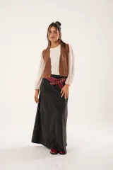 Chaleco color café de tejido sintético con escote en V y cierre frontal con botones forrados.