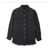 Campera tipo sobrecamisa de jean en color naranja, con corte oversize, cuello italiano, cierre frontal con botones metálicos y ruedo deshilachado. Cuenta con bolsillos frontales con solapa y mangas largas.