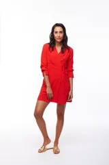 Vestido corto cruzado color rojo, con escote en V y lazo en la cintura.