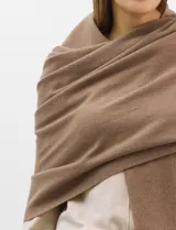 Bufandón de gran tamaño confeccionado en mezcla de cashmere y poliéster, con terminación de flecos en los extremos.