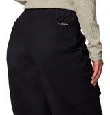 Pantalón cargo negro de corte recto y tiro medio. Presenta múltiples bolsillos laterales y traseros, cintura con cierre de botón y bragueta, y diseño funcional con costuras reforzadas.