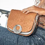 Morral de cuero vacuno color camel con detalles peltre. Tiene correa larga ajustable y removible, bolsillo con cierre en la tapa trasera y cierre superior. El interior está forrado y tiene un bolsillo para el móvil.