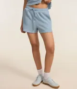 Bermuda de mujer confeccionada en tejido chambray texturizado, con corte recto, cintura elástica y lazo de ajuste.