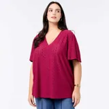 Camiseta de manga corta color rojo bordó con escote en V y diseño de tejido calado con perforaciones geométricas.