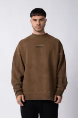 Buzo de cuello redondo en algodón rústico con efecto de lavado gastado, corte oversize y estampa frontal pequeña con texto.