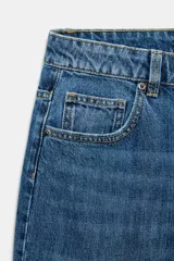 Jeans de tiro alto con diseño de pierna ancha y cinco bolsillos. Presenta cierre frontal con cremallera y botón metálico.