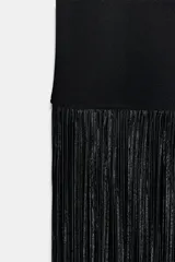 Vestido negro de escote redondo y manga sisa, con bajo acabado en flecos combinados a tono.