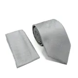 Set compuesto por una corbata y un pañuelo de bolsillo a juego, ambos en color bordó con un estampado geométrico sutil en tono oscuro.