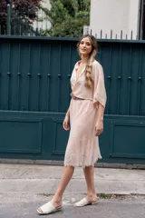 Falda midi de tul color rosa pálido, con forro de encaje y cintura elástica.