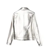 Campera de cuero sintético metalizado en color plateado, con cuello clásico, cierre frontal completo y diseño de corte recto.