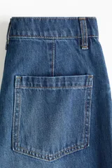 Jean de tiro alto y pierna super ancha, confeccionado en denim de algodón rígido con efecto desgastado en los muslos.