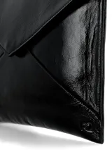 Sobre de fiesta de cuero charol negro con diseño tipo sobre y solapa en punta. Incluye una correa de mano desmontable.