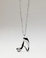 Collar de plata con cadena de eslabones y colgante en forma de letra A con circón engastado.