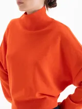 Polera de tejido de punto color marrón, con cuello alto y diseño holgado de corte oversize.