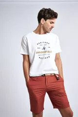 Bermuda tipo chino de gabardina, con cierre de cremallera y botón, bolsillos laterales y traseros, y pasacintos.