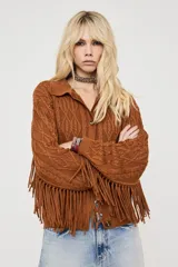 Cardigan de punto color marrón con cuello solapa, cierre frontal de botones y flecos colgantes en el ruedo y las mangas, con diseño texturado de rombos en relieve.