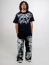 Jogging negro baggy con estampado serigrafiado en blanco en ambas piernas, cintura elástica y corte holgado.