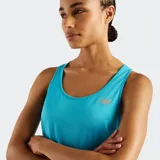 Musculosa deportiva New Balance Sport Essentials color celeste, de cuello redondo, sin mangas con sisas amplias y dobladillo trasero más largo. Incluye logotipo reflectante en el pecho.