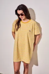 Vestido midi de manga corta con diseño a rayas horizontales amarillas y blancas, cuello redondo y detalle de bordado pequeño en el pecho.