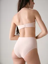 Bombacha de tiro alto y corte láser, color beige, con diseño sin costuras que ofrece un efecto segunda piel.