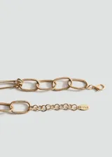 Collar de diseño metálico con cadenas combinadas en tonos dorados y plateados, con múltiples dijes colgantes que incluyen una llave y eslabones decorativos.
