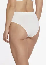 Bombacha tiro alto cavada de microfibra sin costura, con forro 100% algodón.